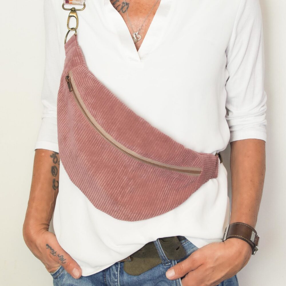 Bauchtasche Cord altrosa Gr.M von einem Model präsentiert