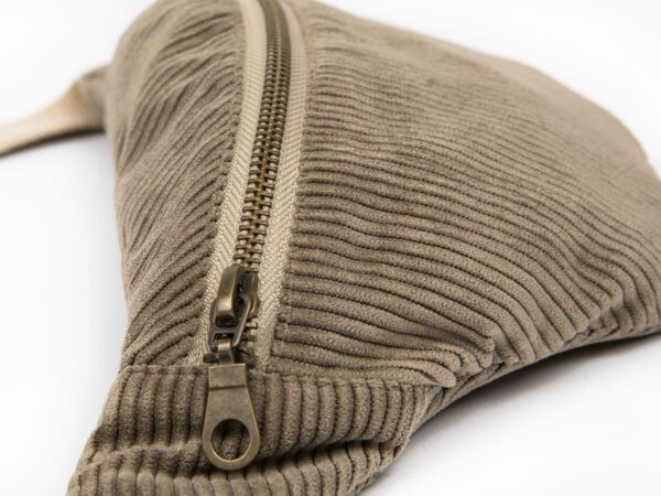 bauchtasche cord taupe, detail Reissverschluss