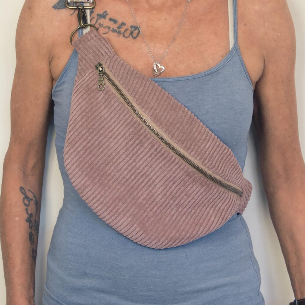 Bauchtasche altrosa Breitcord, Crossbodytasche mit model