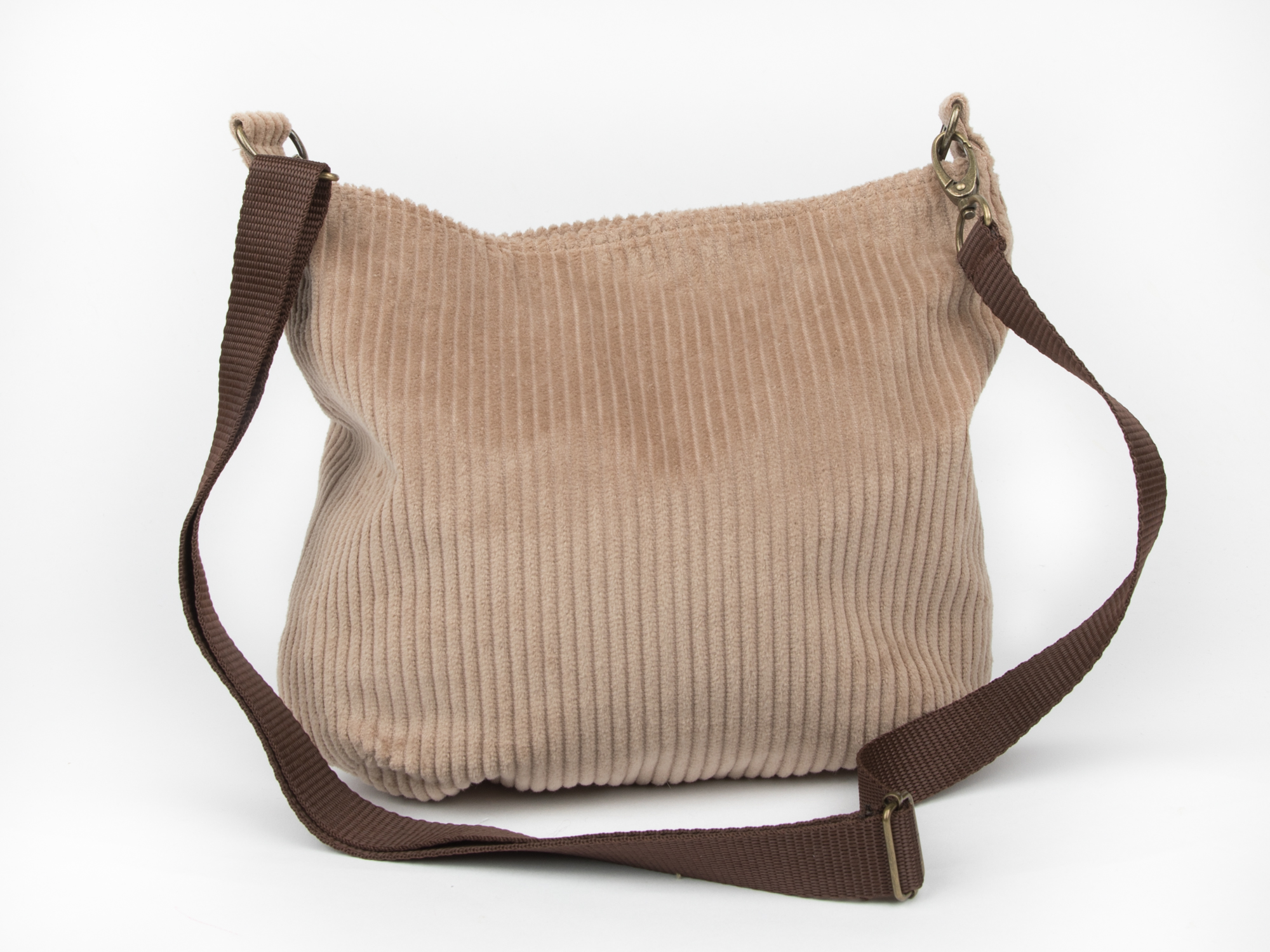 Taupefarbene Cordtasche mit braunem Schultergurt, Vorderansicht.