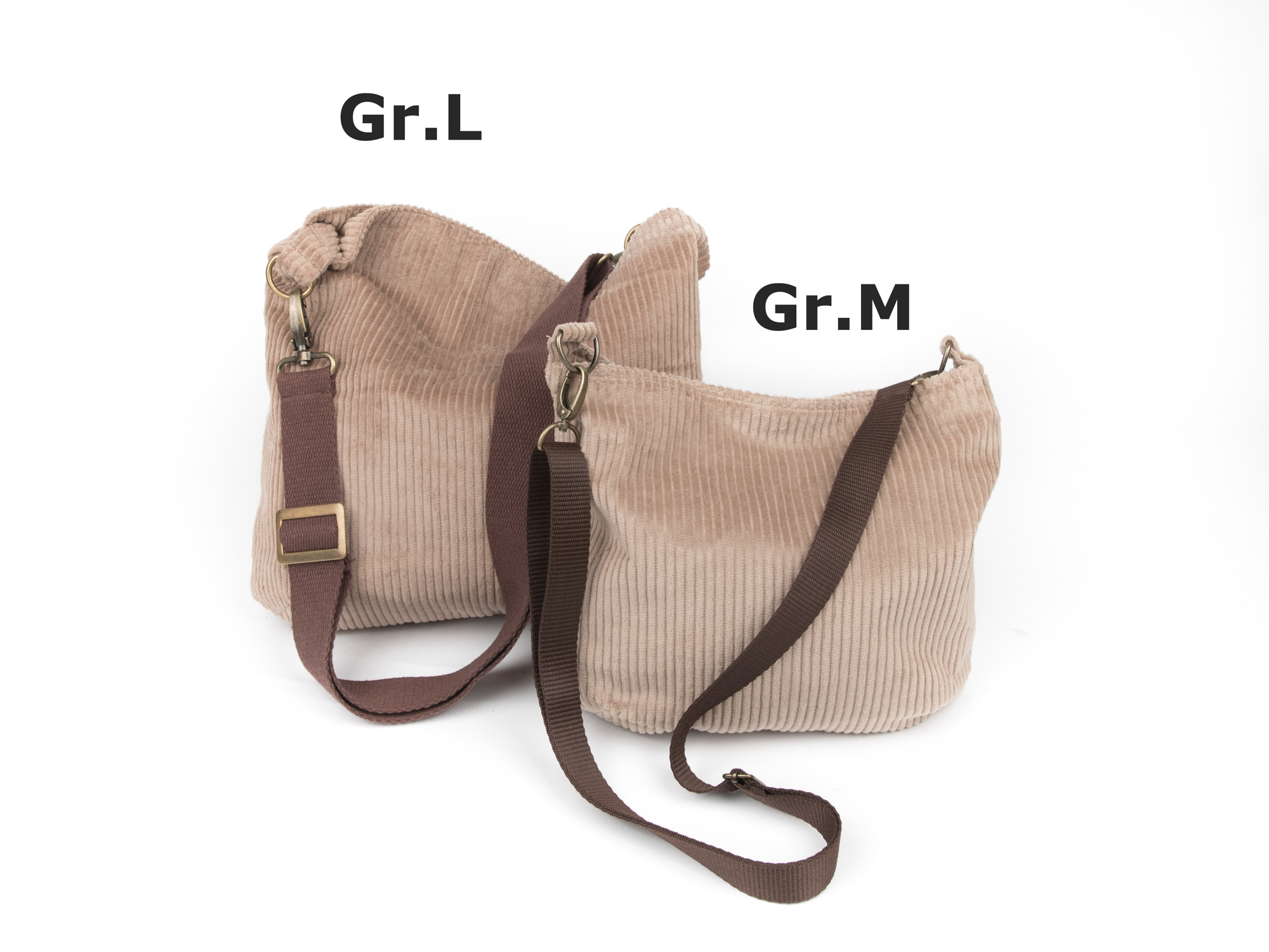 Cordtaschen in den Größen M und L im direkten Vergleich.
