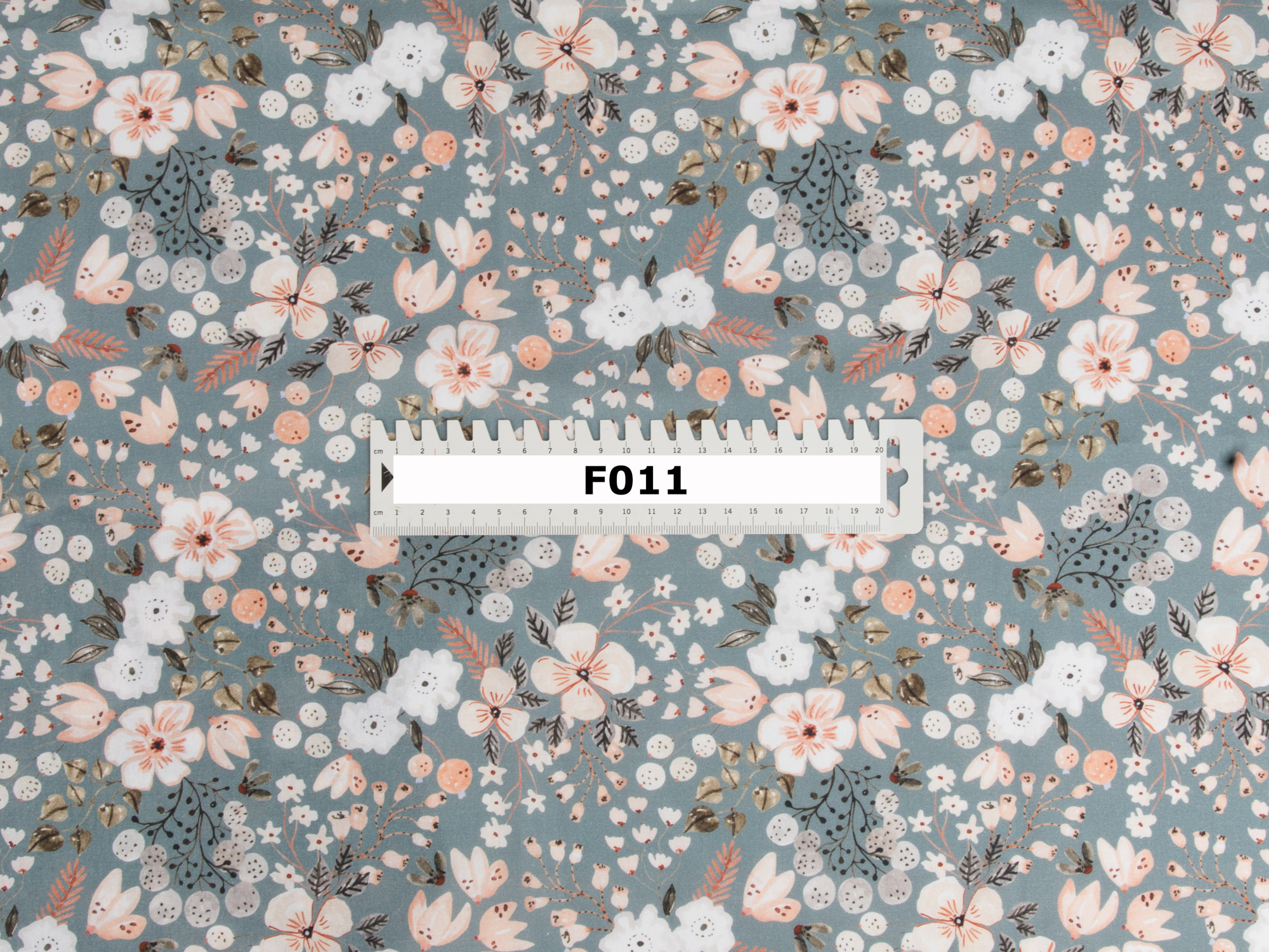 Baumwollfutter F011 mit Blumen auf blaugrauem Grund.