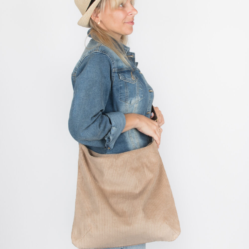 Taupefarbene Cordtasche crossbody getragen.