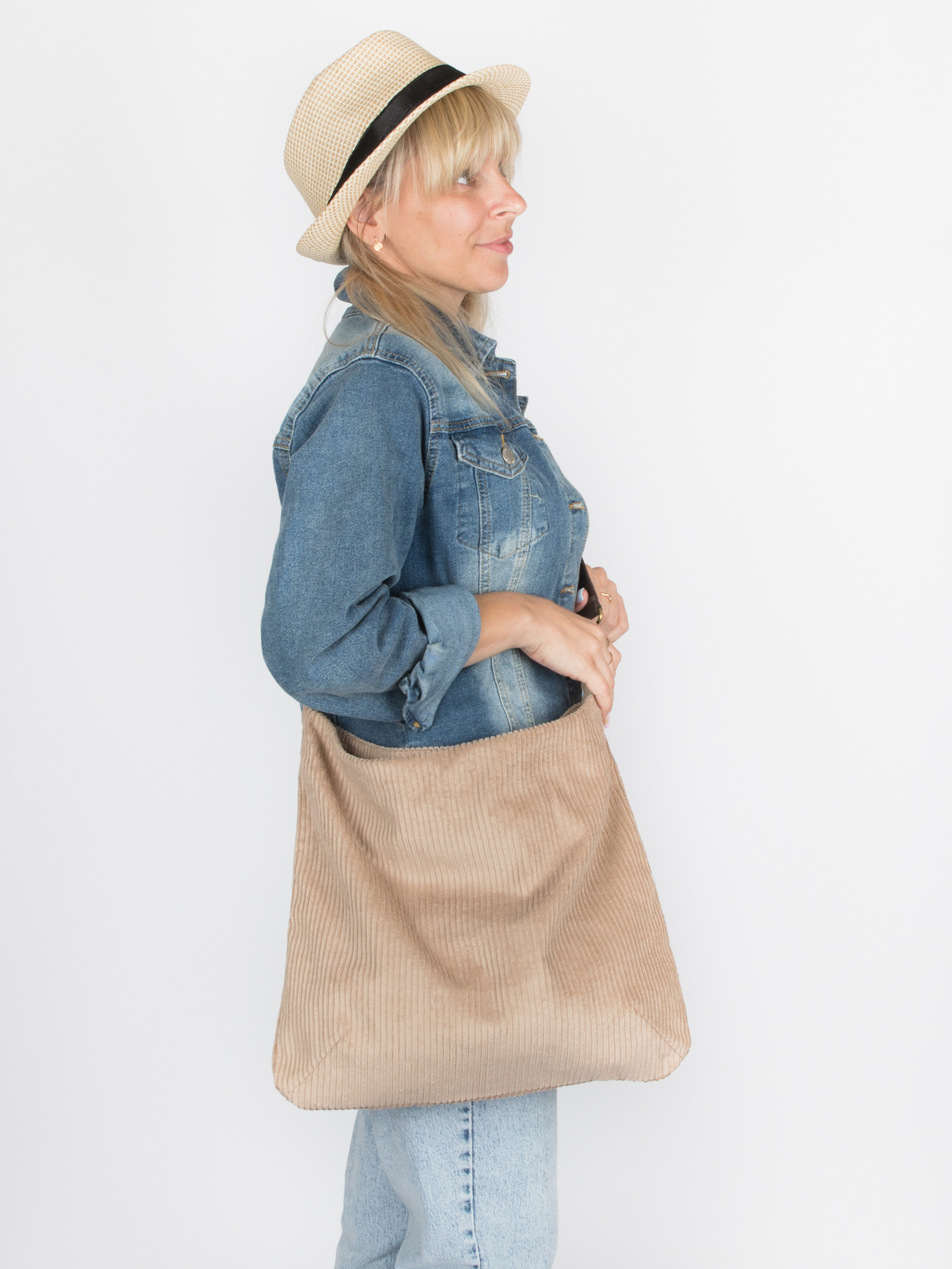 Taupefarbene Cordtasche crossbody getragen.