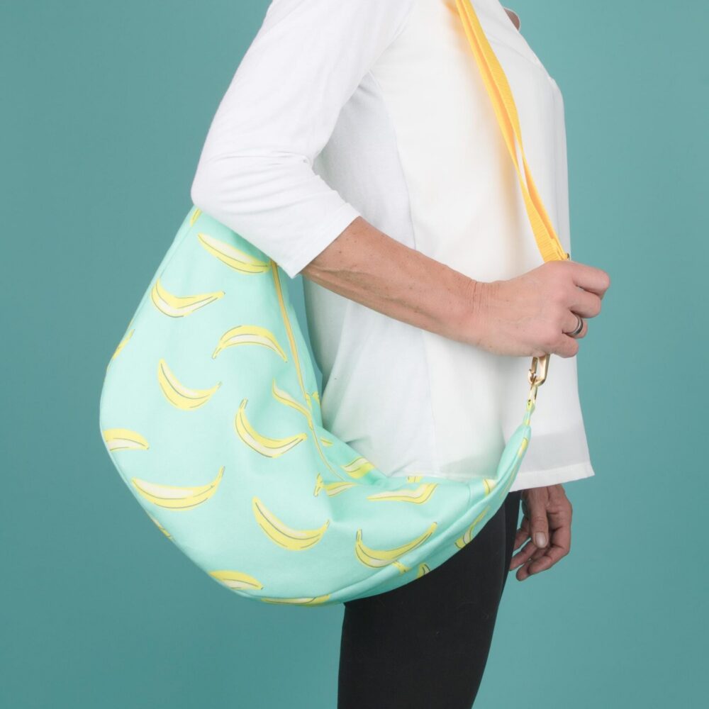 Halbmondtasche mit Bananenprint - sommerliche Schultertasche