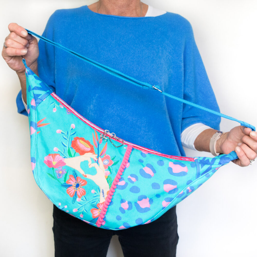 Halbmondtasche Canvas bunt | Boho Umhängetasche mit Peace-Anhänger – IbsMyBag