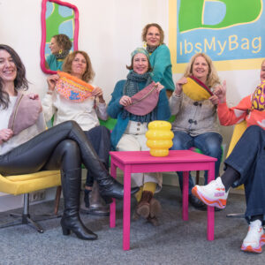 gruppe glücklicher frauen mit ihren fertigen taschen